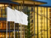 Steaguri, fanioane și beach flag-uri cum atragi atenția în exterior fără structuri complicate